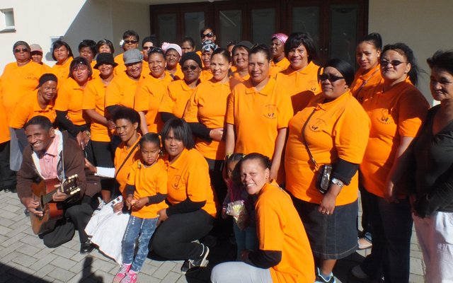  Die groep vroue voor die Pretoriussaal kort voordat hulle met â€˜n optog vir Vrouemaand deur Hoofstraat begin het